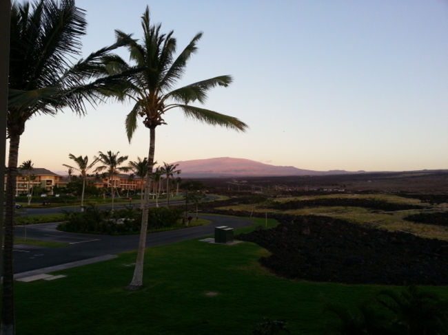 ラナイから朝陽が昇りかけのマウナケアです。<br />今回はチビがいたので登頂は断念しましたがいつか行って星空を観てみたいです。