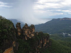 <NSW> ブルー・マウンテンズ（世界遺産）

写真はスリー・シスターズと呼ばれる岩ですが、高校生で初めて訪れたときからそんなに自分の中ではパッとしない場所です。けど、有名観光地なので友人が日本から遊びにきた時など、何度か行きました。

景色を眺めるより、ブッシュ・ウォークで森林を歩くのがおすすめ。シドニーから車でも気軽に行けます。
