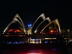 <NSW> オペラハウスのライトアップ。

新年の花火クルーズの時の写真です。年々花火も進化していそうだし、シドニーで年越のチャンスがあればぜひ。

