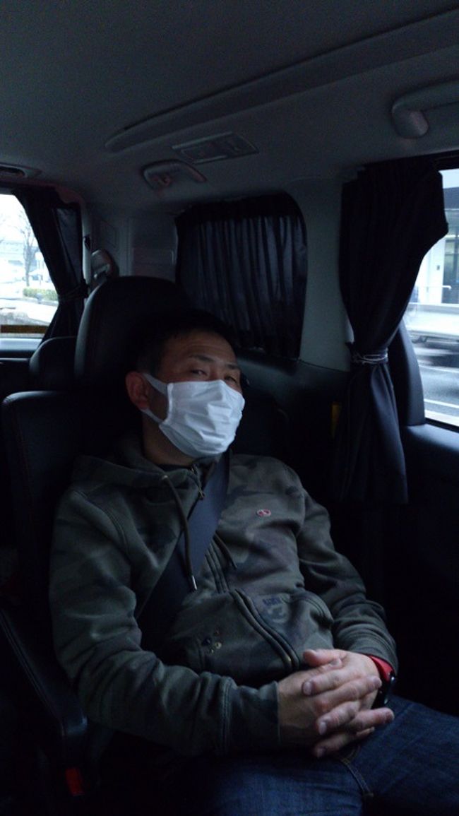 AM 5：30<br /><br />わが家にクバちゃん到着。<br /><br />じ：え？！　どうした？<br /><br />ク：はい、このタイミングで風邪でチョー具合悪いっす…<br /><br />じ：うそーん！w(ﾟ□ﾟ*)w　大丈夫？<br /><br />ク：はい、何とか気合で直そうかと…<br /><br />じ：マジで？！　うつさんでよ(笑)<br /><br />早々にこんな感じで、ピコちゃん迎えに行く。<br /><br /><br />高速で福岡空港に行く間に治そうとしているクバちゃん。