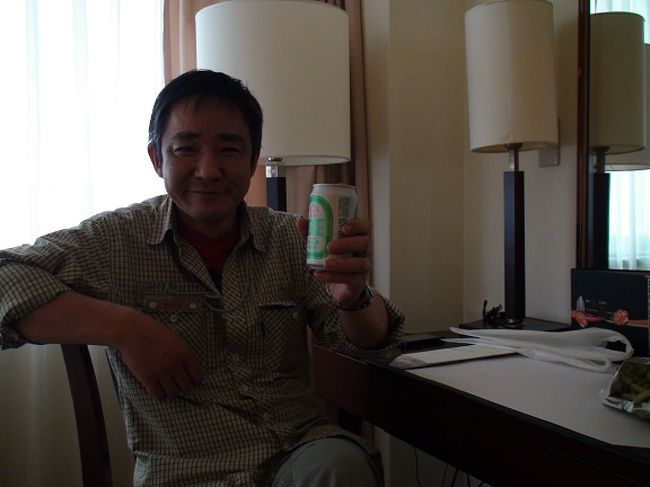 PM15：00<br /><br />無事ホテルに到着〜♪<br /><br />今回も、シーザーパーク ホテル 台北 (台北凱撒大飯店) です。<br /><br />前回も泊まって近辺のお店を覚えているので、早速コンビニでビールを購入！<br /><br />で、先ずは到着の一杯♪