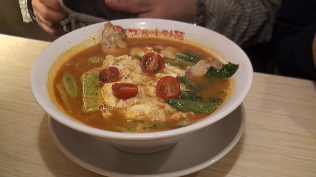 ピコちゃんは、『 太陽のトマト麺 』<br /><br />味は？<br /><br />ピ：ん〜…トマトのラーメン…<br /><br />じ：そのまんまやんか！(笑)