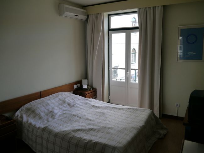 起床。。寝不足。。小さなブラウン管テレビだった。