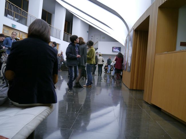 そろそろはじまる。地元の人がぞろぞろやってきました。