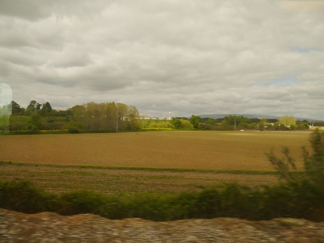 車窓からの眺め。いい風景だった。ホームしか無い田舎駅で、旅に出る娘を心配そうに見送る父母、いい親子愛を見た。。いいもんだ。。。
