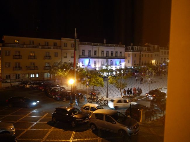 ホテルに戻った。なんだか騒がしい。ポルトガルで人気のあるラッパー来ているらしい。酔っぱらった若者たちが多く、うるさくて良く眠れなかった。