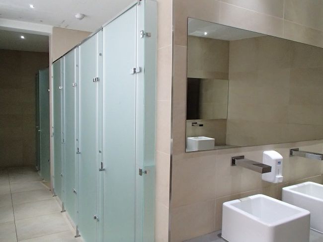 綺麗なトイレ、洗面台、シャワー