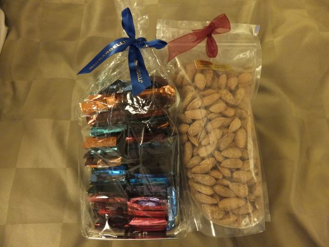ギラデリのチョコとプレゼント用にリボンのついたアーモンド<br /><br />夏場だと箱に入ってないお得パックは持ち帰りに注意が必要かもしれません。<br />中身によりますが、少し解けて曲がったり、割れてしまうのもあります。<br />箱入りだと安全だと思います。