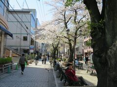 自由が丘駅の南口から出たあたり。