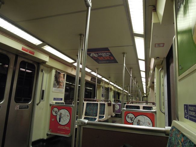 ロサンゼルス国際空港からはFlyawayシャトルバスでUnion駅へ、そこからはメトロレッドラインで7th st. Metoro　centerへ。<br />