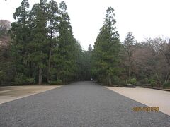 「武蔵陵墓地」入口の広場です。

この奥に、大正天皇と皇后、昭和天皇と皇后、全部で４つの陵（みささぎ）があります