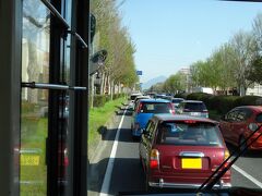 つくば駅から8:00発の直行筑波山バスに乗車。つくばの道はきれいですねー。平日とはいえ始発だしお天気もいいし、そこそこ混むのかな？と思いきや、車内には3〜4人のみ。