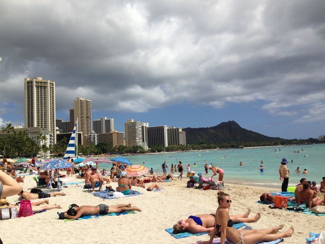 海へと歩いてみる。<br />これが！ワイキキ・ビーチダ！<br />砂浜がまぶしすぎる。<br />あち?ぃ〜！<br />