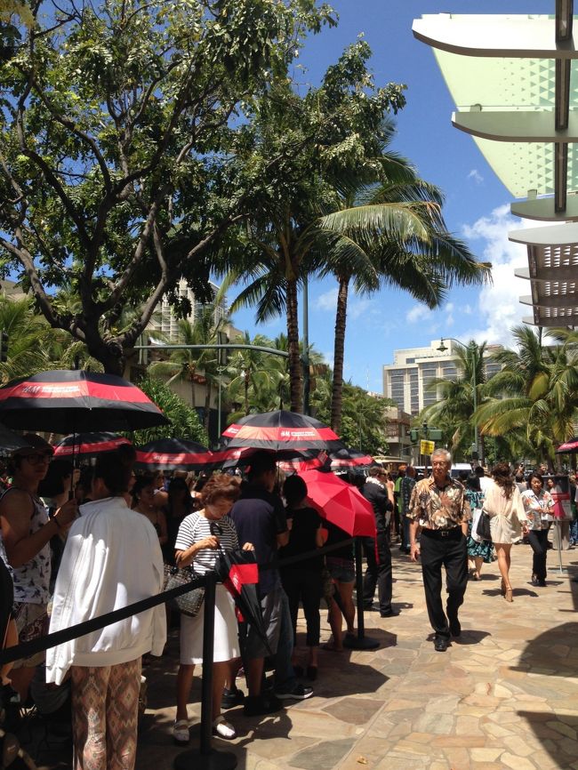 Ｈ＆Ｍが、ワイキキでＯＰＥＮ！この日。<br />行列ができていました。<br />すごい盛り上がりでした。<br />そんなホノルル中心地へ空港からタクシーで到着した我ら。