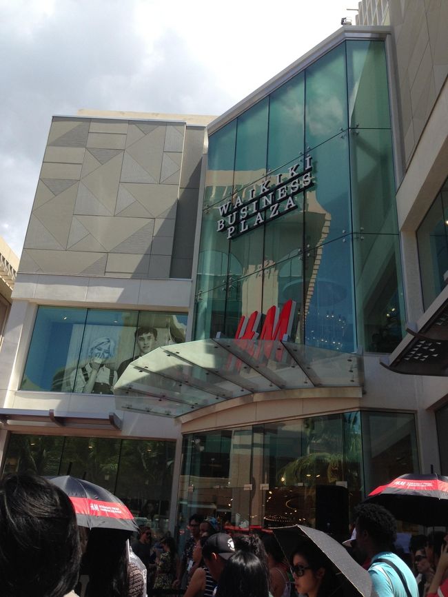 音楽ガンガン、ダンスノリノリ、<br />Yeah〜♪　whoop♪<br />いきなり直球なハワイ感♪<br />Ｈ＆Ｍ ＯＰＥＮ！