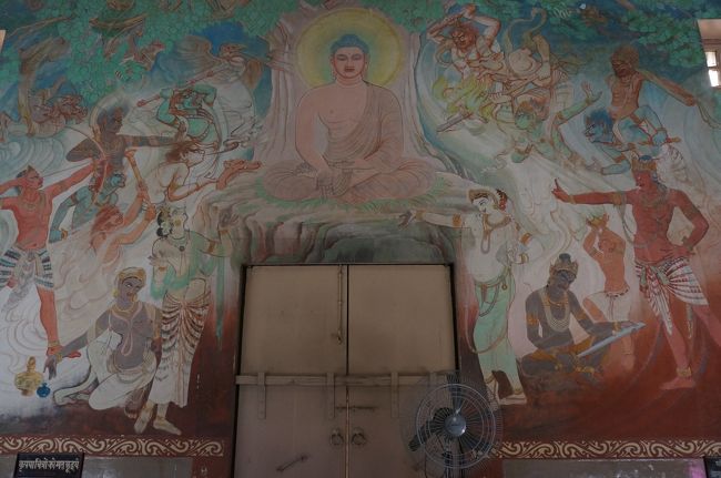 中には壁一面にブッダの生涯を描いた壁画がある。