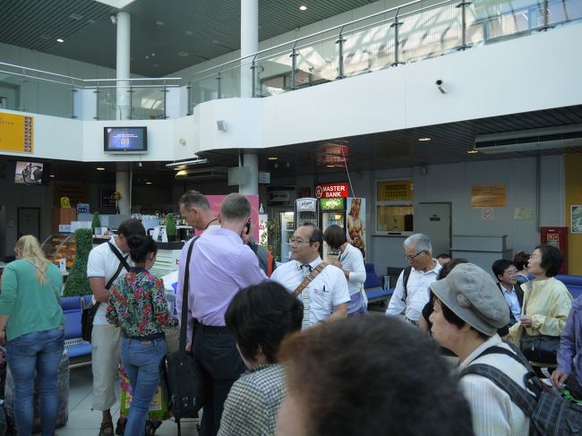 小さな空港なので、かなり　ごった返していました。　<br />荷物が出てくるまでに時間が掛かっていましたが、<br />あとは比較的スムーズに（ターンテーブルが4つぐらい）皆さんの荷物が揃ったので、バスに乗り込みます。<br /><br />飛行時間10時間20分、日本時間の23時20分が、時差の5時間がマイナスされます。<br />午後6時20分に、戻されてしまいます。<br />ちょうど、就寝時間になった頃、あと数時間起こされることになりますが<br />機内でお昼寝などもするので、さほど、眠くもありません。<br /><br />この時期、夏の約50日間が白夜なので、ホテル到着時の夜9時頃は、まだ明るかったです。<br />その後、カーテンは閉めてしまったが、真っ暗にはならずに、数時間後には、また薄明るくなってきたようです。<br /> 慣れないと、なかなか眠れません。（私は、灯り平気です）