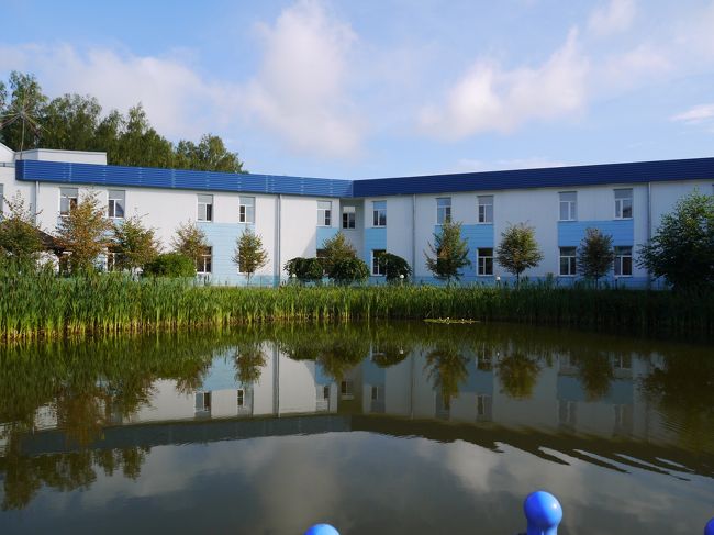 二階建ての横に長いホテル。