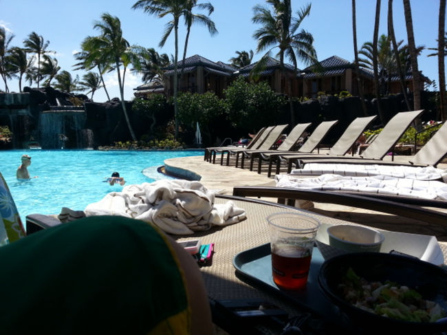 そしてコナプール。<br />ママとチビは冷たいプールに。僕はプールバーでロングボード。<br /><br />友達のヒロ出身DJ Vance Kの番組に「今、大島(BigIsland)に来ていまーす」って、メール等をする。(^o^)<br />インターネットラジオで日本のラジオが生放送受信出来るんです。<br />勿論、フリーWifiです。