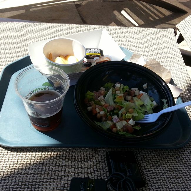 プールバーのロングボードとオーキッドマーケットプレイスのサラダ等もう最高です。<br /><br />でも、プールの水は冷たい！(>_<)