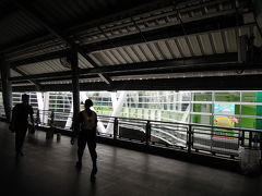 ランカムヘン駅 Ramkhamhaeng 駅】13:40 p.m.


大学街ランカムヘンに到着。(街の中心はARL駅から歩いて30分ほど離れたところにあります)
4月1日に駅直結のショッピングモール A-Link Thonglor Ramkhamhaeng がオープンしました。まだ20％しか店が入っていないタイ式”ソフトオープン”で、駅から見えるビルの中は閑散としています。
