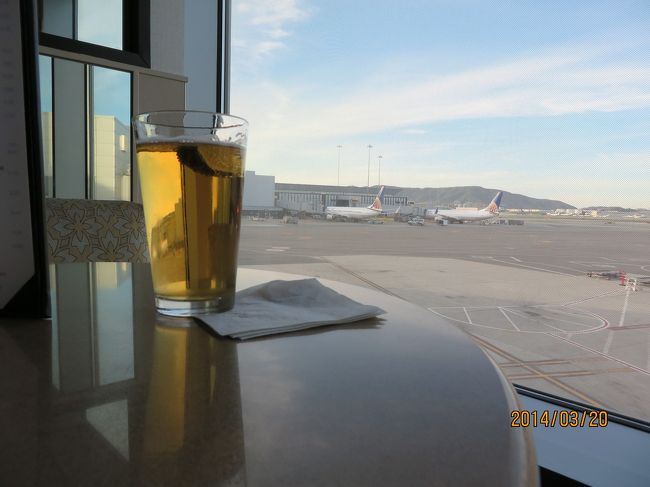 9時間半の退屈な時間を過ごし、やっとサンフランシスコ着。<br />ロス行きのアメリカン航空のフライトまでは2時間以上あったので、アメリカン航空のラウンジでサービスのビールで一休み。<br />JGCメンバーのありがたみを感じた瞬間でした。