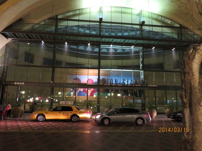 さて、日本から予約していったダウンタウンのMAYFAREホテルにどうやっていくか。<br />時間も遅いしタクシーかな…<br />いやいや、それではつまらない。<br />家族連れなら仕方ないですが、なんせひとりなので今回の旅の目的をここで決めました。<br />「可能な限り電車バス等、公共の交通機関を使う」<br />空港からダウンタウンのユニオンステーションまではFRYAWAYという空港バスがあることは事前に調べていました。<br />タクシーが$30位のところ、$8なら安いでしょ。<br />乗り場がわからなければその辺の人に聞くと優しく教えてくれます。