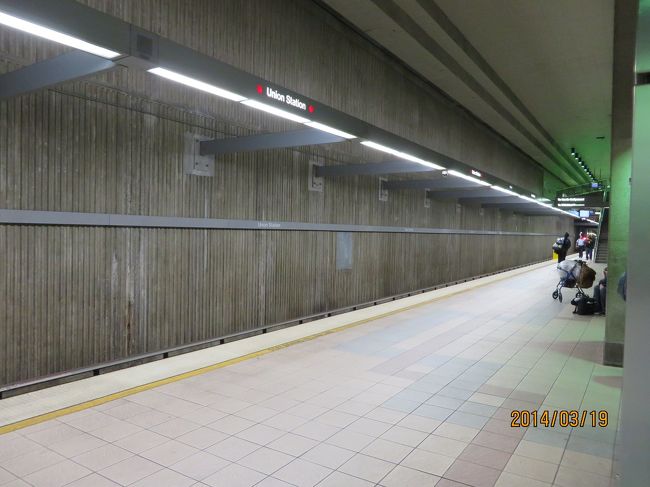 ユニオンステーションに着いたはいいけどここからホテルまでは地下鉄しかない。<br />この時点で23時半。<br />さて、地下鉄に乗るか固くタクシーで行くか。<br />悩んでも仕方ない。<br />7th st駅まで行けば歩けると思い地下鉄へ。<br />とにかく夜中のMETROの駅構内は人が少ない…。<br />Red LINEに乗りこみます。<br />