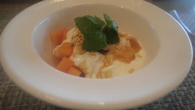 前日の夜までに希望のメニューを書いた紙を提出しておくと、<br />翌日には希望通りの朝食が。<br /><br />ヴィラ内で食べる人が多いためか、<br />朝のレストランはガラガラ。