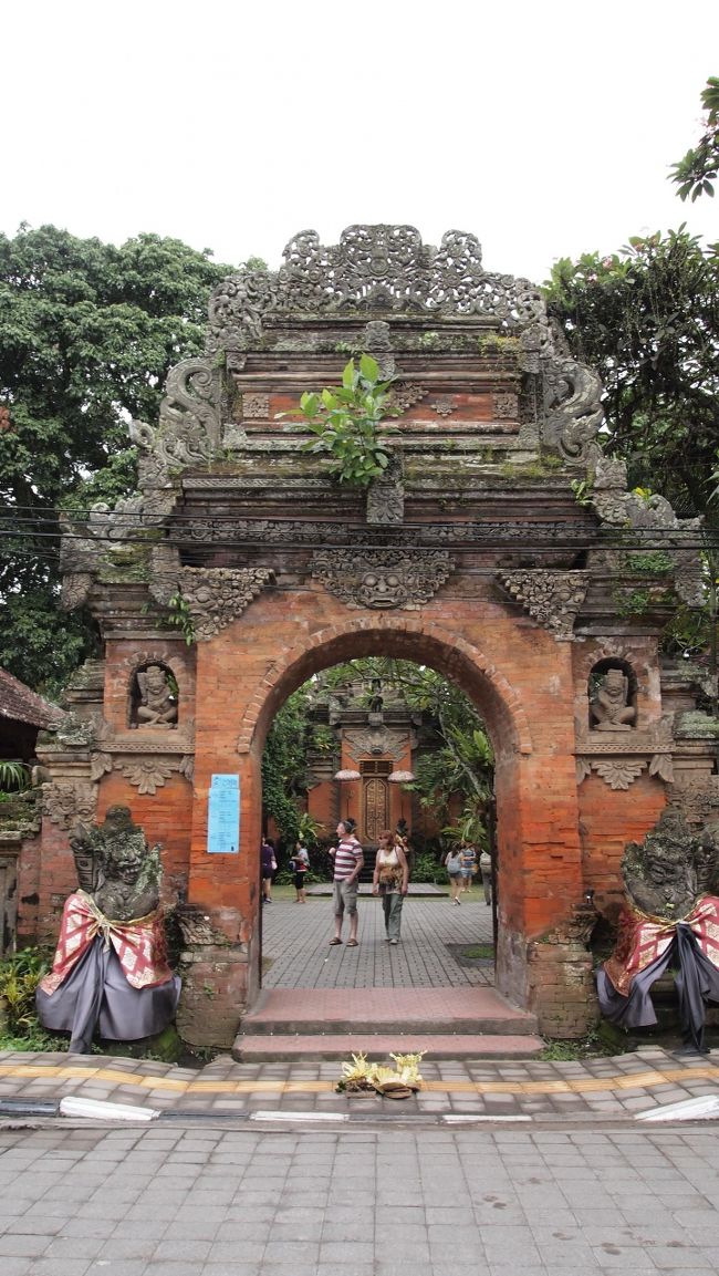 買い物を終えたら車に戻り、ウブド王宮へ連れてきてもらいました。