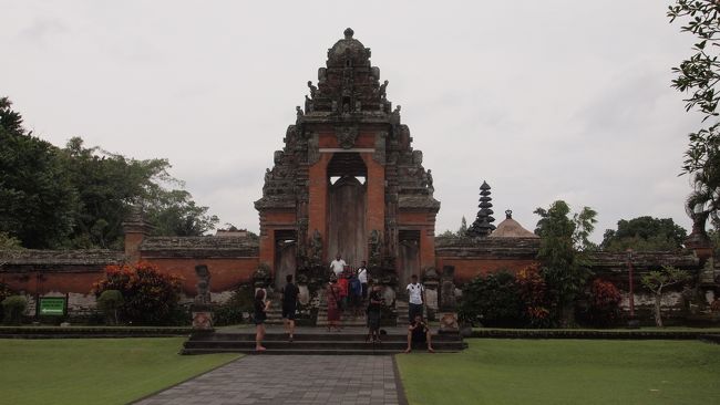 言われたよりも早くタマンアユン寺院へ到着。<br />ここでもドライバーさんは一緒に車を降りてガイドしてくれました。