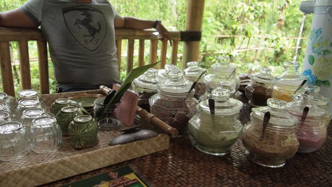 コピルワコーヒー以外にも色々なフレーバーコーヒーを味見させてくれました。<br /><br />それにしてもコピルワの高いこと高いこと！！<br />1袋3000円だって！！でも美味しかったので1つ購入。