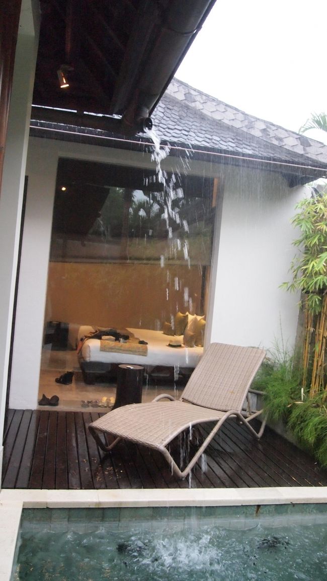 ここ2日間、雨季なのに一度も雨に降られませんでしたが、ここでやられた！<br /><br />ホテルに帰って来たらこの豪雨！<br />雨樋から落ちてくる水が半端ない。<br />でもこれからスパだからちょうど良かった〜。