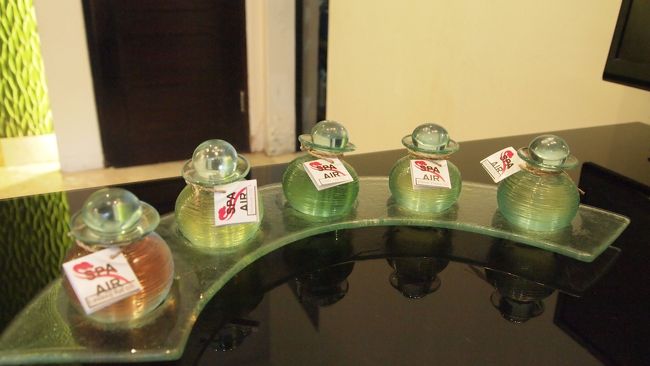 5つのマッサージオイルから好きなオイルを選びます。<br />ちなみにマッサージプランも好きなのを選べるので、<br />私は指圧式マッサージに。<br />この凝り固まった肩をほぐしてくれ！！