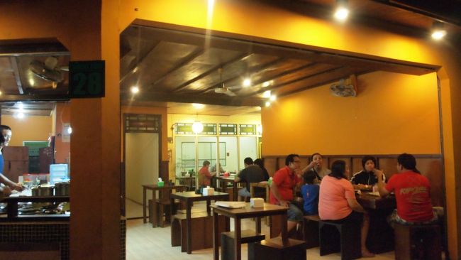 夕飯はホテル近くのカレー屋、ワルンブナナへ。<br />ホテルから車を出してもらいました。<br />エリア内は送迎無料☆<br /><br />が、<br /><br />お店が移転していたらしく、探しても探しても見つからず…。<br />ドライバーさんがホテルに電話してくれて、<br />ホテルの人がいろいろ調べてくれて移転していることが発覚。<br />どうにか辿りつけました。