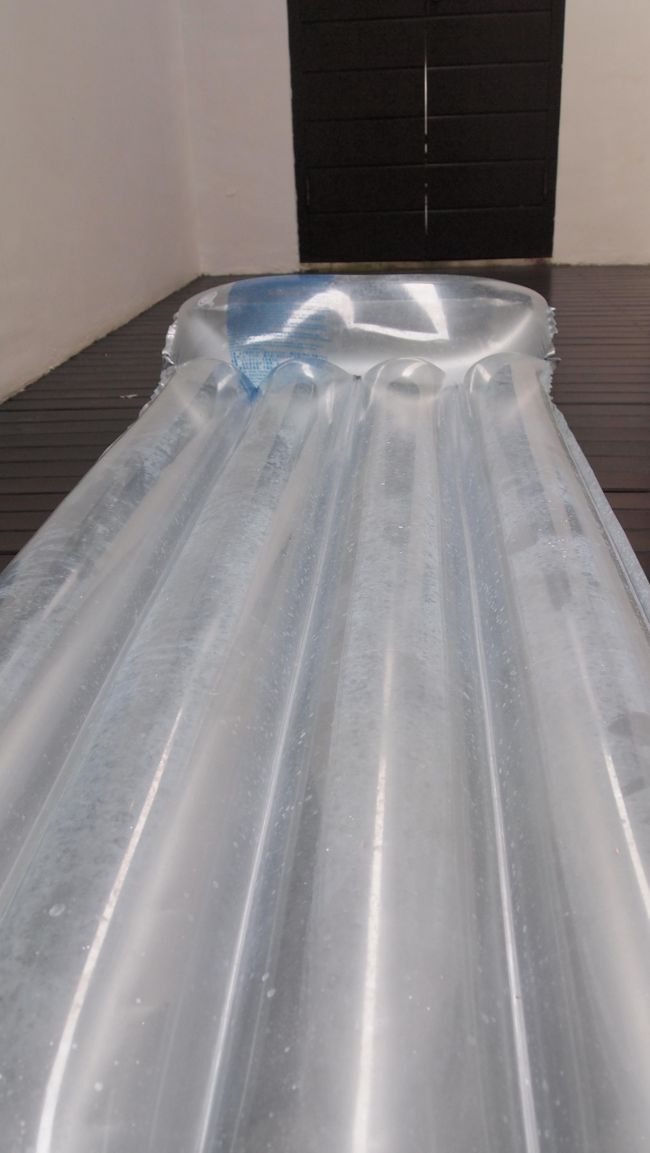 この日は午前中はホテルでのんびりプラン。<br />午後からホテルのスパに行って、<br />ドライバーさんに迎えに来てもらってタナロット寺院へ行く予定。<br />ドライバーさんはウブドに連れて行ってくれたのと同じ人。<br />ウブドの帰りに交渉しておいたのです。<br /><br /><br />ちなみにホテルではこんな浮き輪が借りられます。