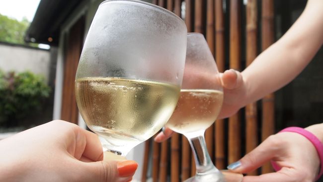 ささ、スコールが来ないうちに日光浴を楽しみます。<br />シンガポール空港で買っておいたモエシャンを開ける。<br />もちろんワインクーラーはお部屋に持ってきてもらって、<br />グラスは冷蔵庫で冷やしておきました。<br /><br />プールにちゃぽんと足を浸けながらのシャンパン！最高過ぎる！