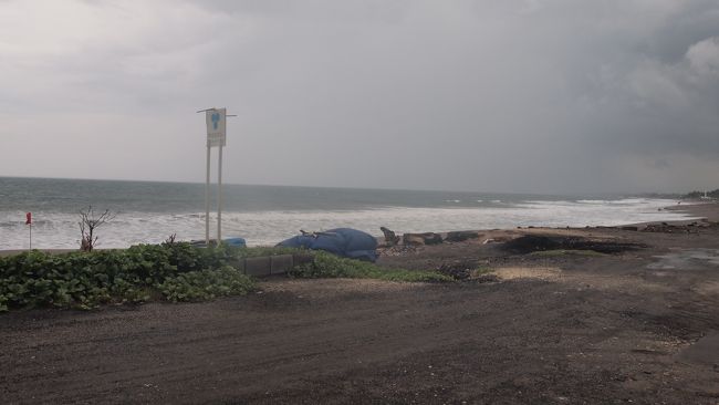 そういえばバリ来たのに海見てなかったね、ってことでここへ。<br />天気もあんまり良くないし、強風とスコールで海は大荒れ。<br />こりゃビーチは乾季に来ないとダメね…。