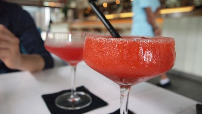 というわけで、シャンパン・ビールときたらカクテルでしょ！<br />ストロベリーダイキリを注文。