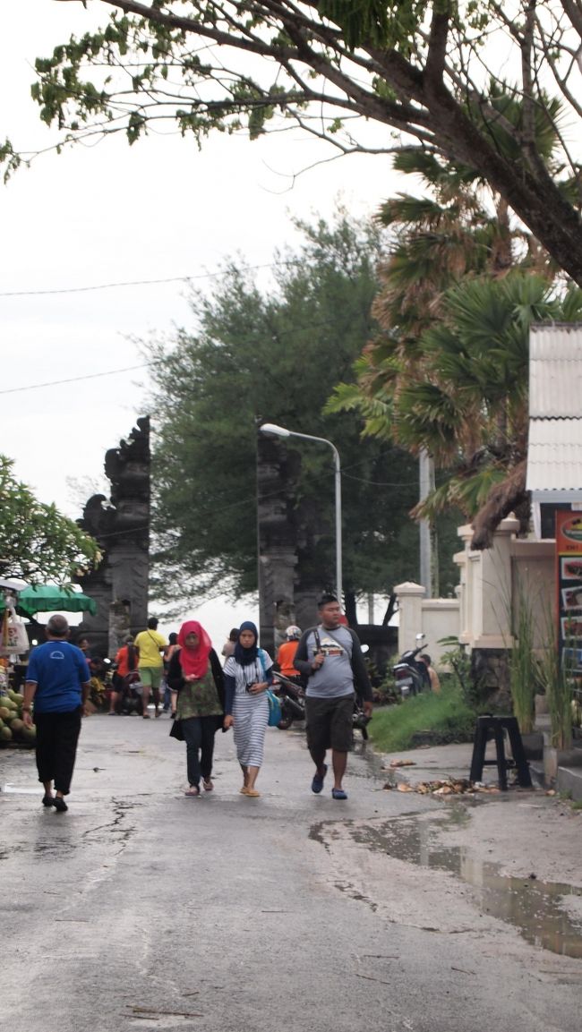 ホテルからタナロット寺院までは渋滞している時間だということもあって2時間くらいかかりました。<br /><br />みんなタナロット寺院の夕やけを見に来るんだって。