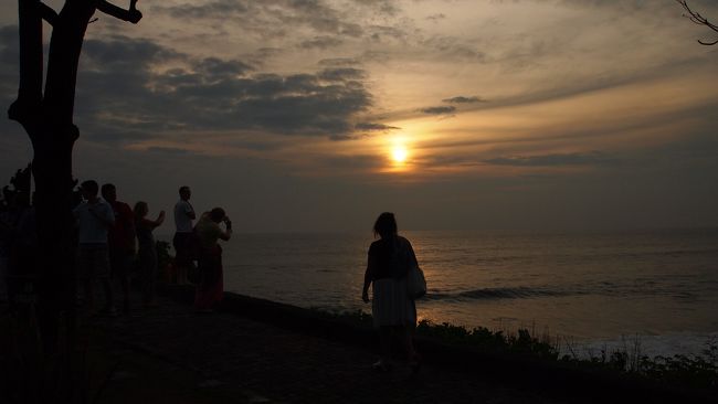 個人的には夕日は多少雲があった方がキレイだと思う。<br /><br />19時からケチャッが始まるので夕日を見ながらしばし待機。