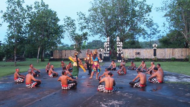 ケチャッが始まりました。<br />時折英語のセリフが入ります。<br />ガイドブックを読んでストーリーを把握。