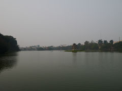 ホテルから10分ほど歩いて、ホアンキエム湖に到着。