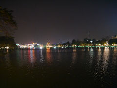 15分ほど歩いて、ホアンキエム湖に帰還。
昼とは雰囲気が変わって、ラブラブなカップルだらけだった^^;