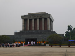 2日目はツアーに付随していた市内観光。
最初はホーチミン廟に向かうが、ハノイのちびっ子たちがかなり多くて、入場するまでかなり並んだ…