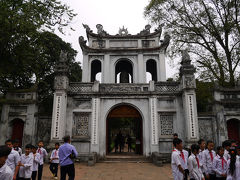 トイレ休憩の後、バスで文廟に移動する。