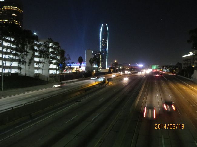 駅を出で方向感覚がなくなったため、ホテルの場所をゴミ収集のおじさんたちに聞くと、これがまた懇切丁寧に教えてくれました。<br />ホテルまでの道中、素敵な夜景もGET。