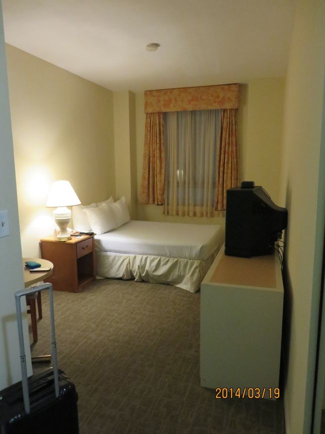 MAYFARE HOTELの部屋です。<br />決して良いホテルではありませんが、ひとりで$80ちょいと思えばまずまずです。<br />フロントでは優しく色々教えてくれます。