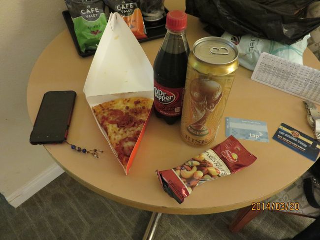 この時点で夜中の12時半。<br />そういえば、夕飯食べてない…。<br />フロントで近くに何かないかと聞くと、すぐ隣にセブンイレブンがあると。<br />海外のコンビニは何故かワクワクしますが…<br /><br />日本ではガキンチョ達がたむろしてますが、ここはロサンゼルス。恐らく日本のガキンチョ達とそんなに変わらない年齢なのでしょうが、見た目の迫力がちがいます。<br />ワクワクよりドキドキです。<br /><br />とりあえず、ピザとビールとナッツ等を買いあさり、ホテルに逃げ込みます。