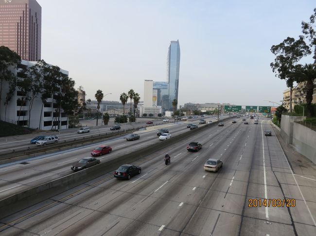 3日間で唯一１日ひとりでフリーな日のスタートです。<br />昨夜のフリーウェイも明るくなるとひと味違います。